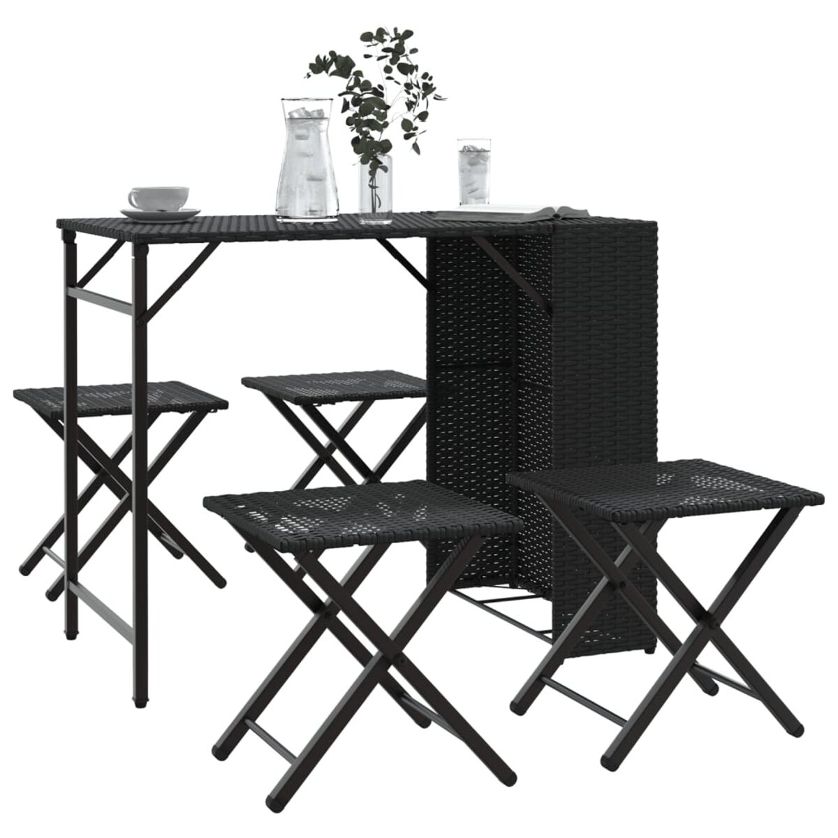 Schwarzes Outdoor-Bartisch-Set mit vier Klapphockern und Dekorationen oben drauf.