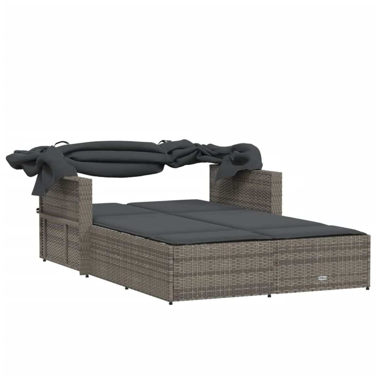 Gewebtes graues Daybed mit grauem Baldachin. Das Daybed hat dunkelgraue Kissen und steht auf weißem Grund.