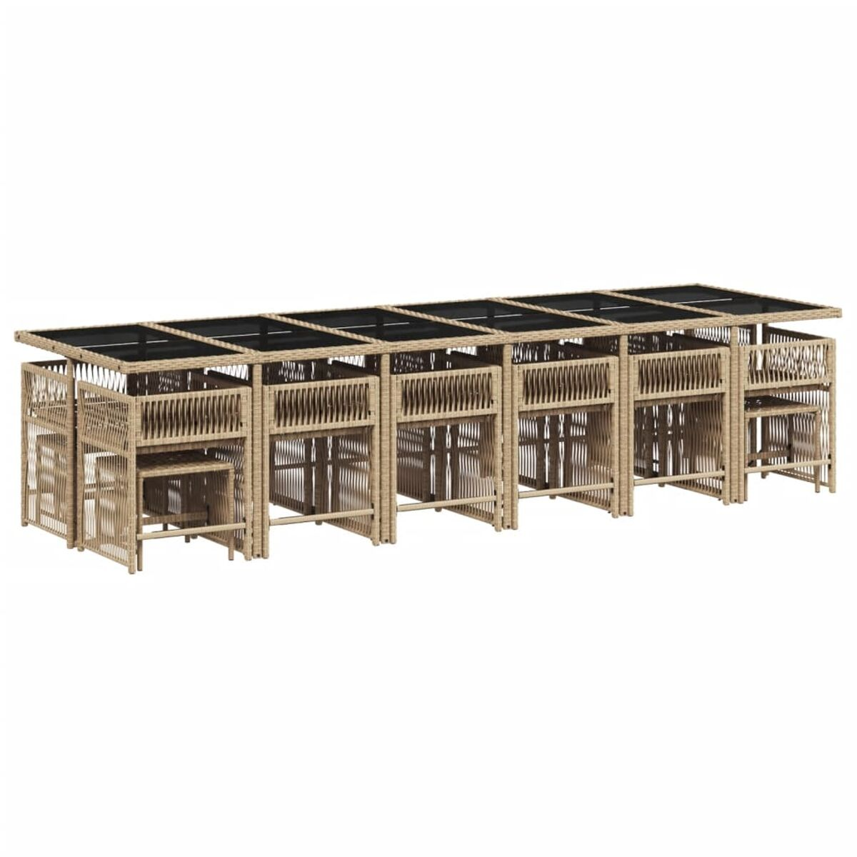 Set di mobili da esterno: tavoli e sedie multipli, tutti realizzati in materiale intrecciato marrone chiaro. Piani dei tavoli neri.