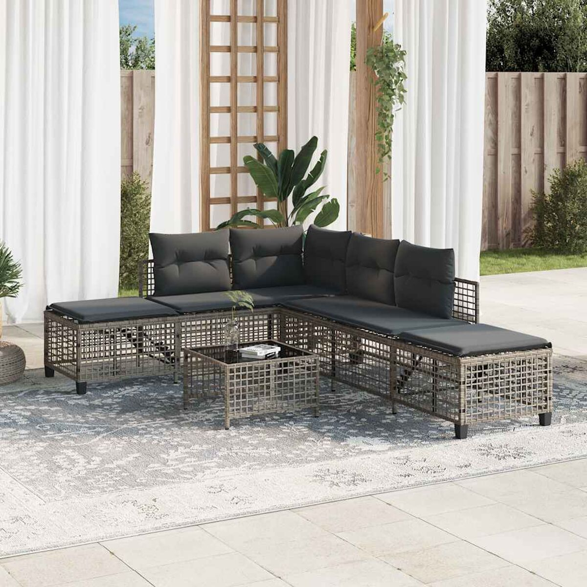 Un ampio set di sedute da esterno nero con cuscini su un patio.
