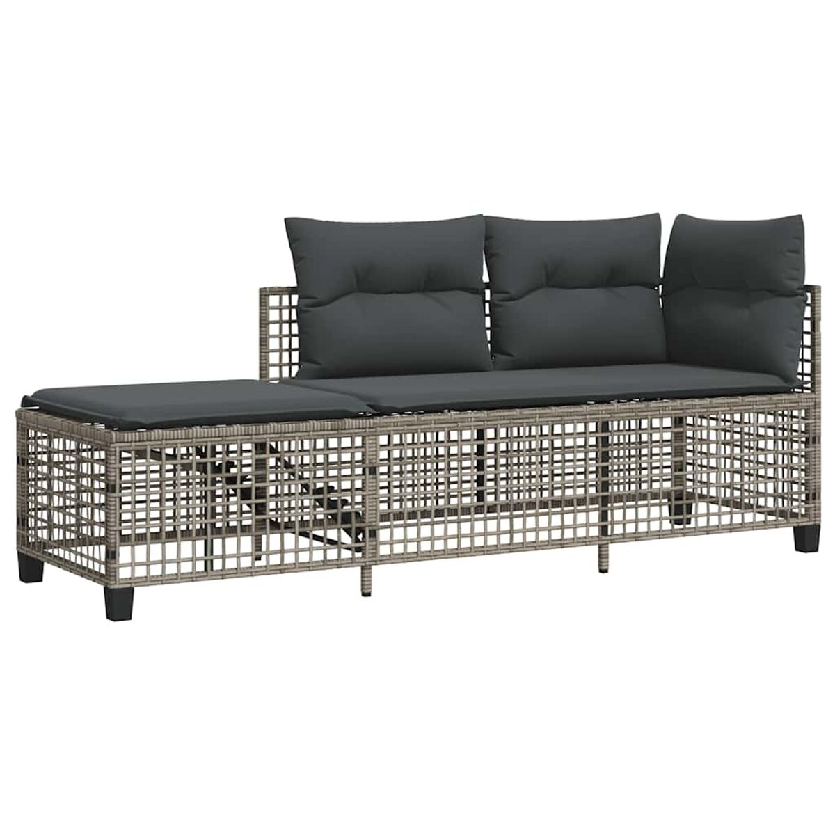 Divano in rattan intrecciato grigio con chaise longue e cuscini grigio scuro. Sfondo bianco.