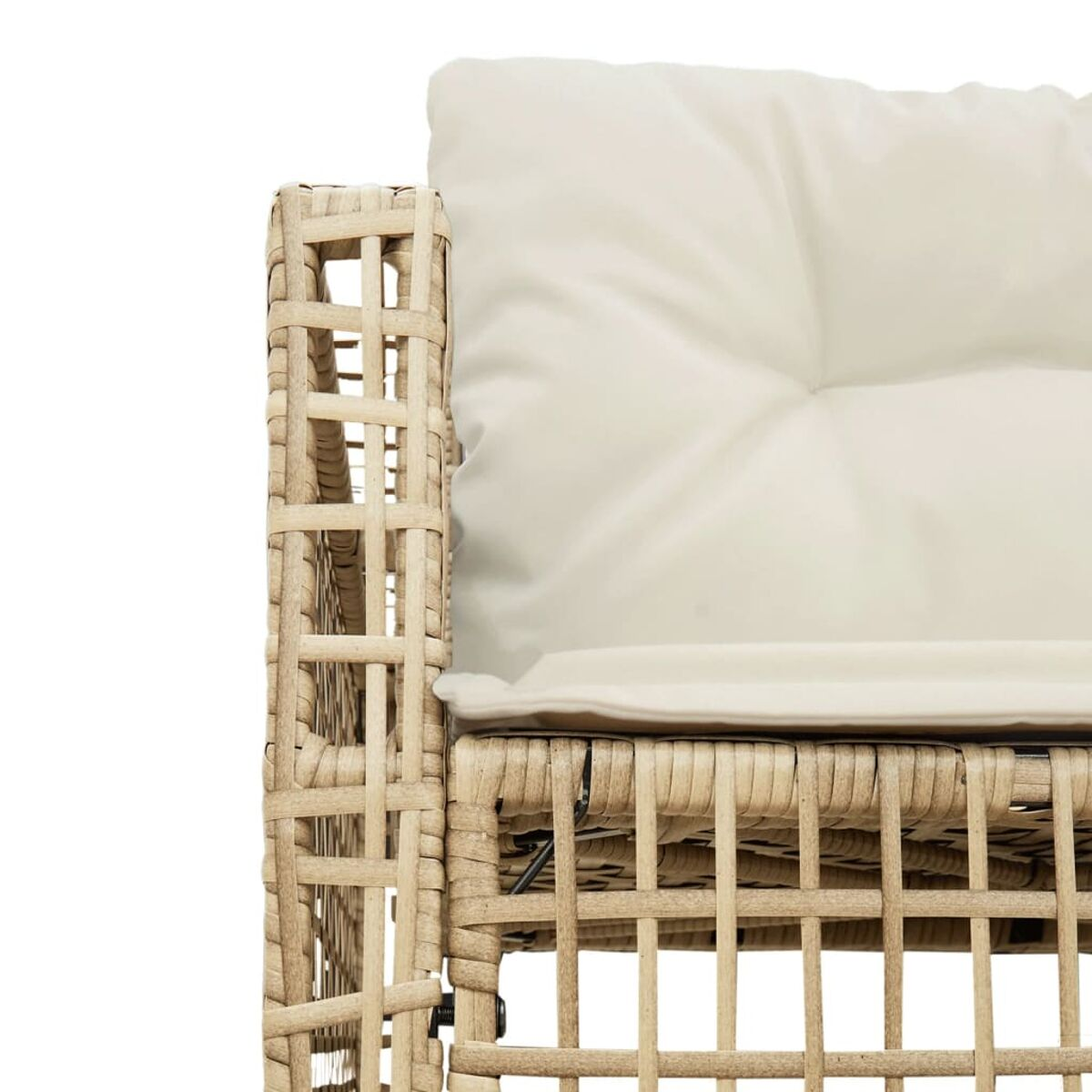 Primo piano di una sedia in rattan con cuscino color crema. La sedia è in materiale beige tessuto.