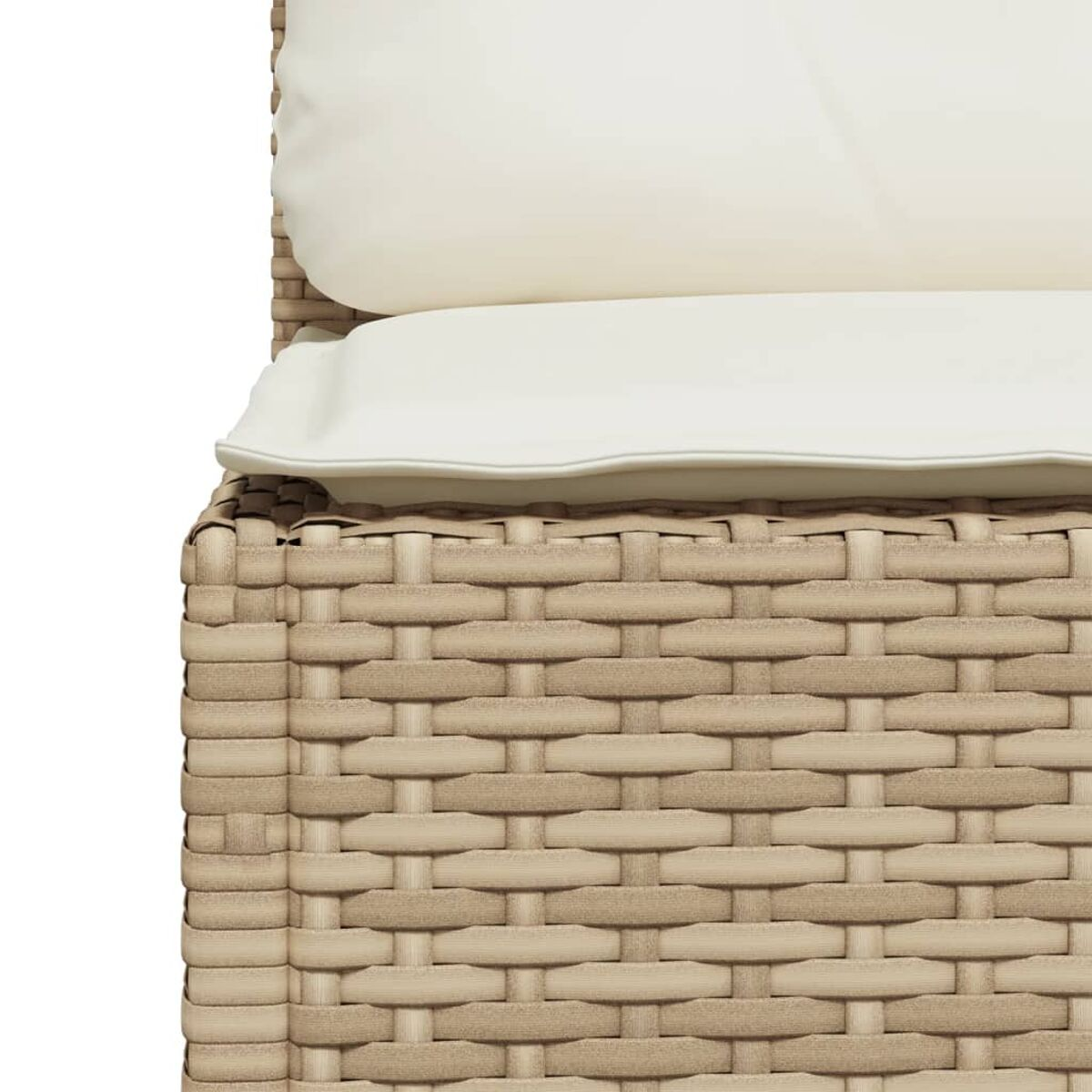Primo piano di una sedia in vimini marrone chiaro con un cuscino color crema, che mostra il motivo intrecciato.
