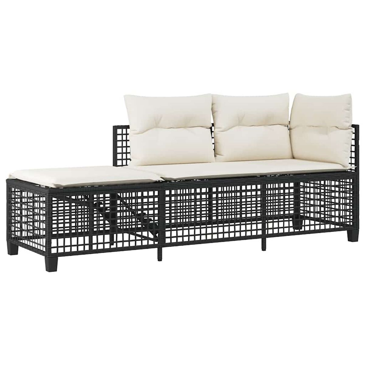 Divano in rattan nero intrecciato con chaise longue, cuscini bianchi. Sfondo bianco.