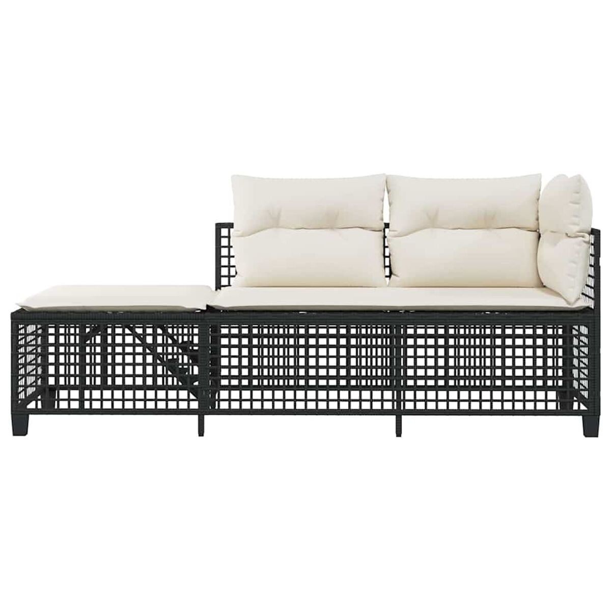Divano in vimini nero con cuscini. Lo sfondo è bianco. C'è una chaise longue e cuscini.