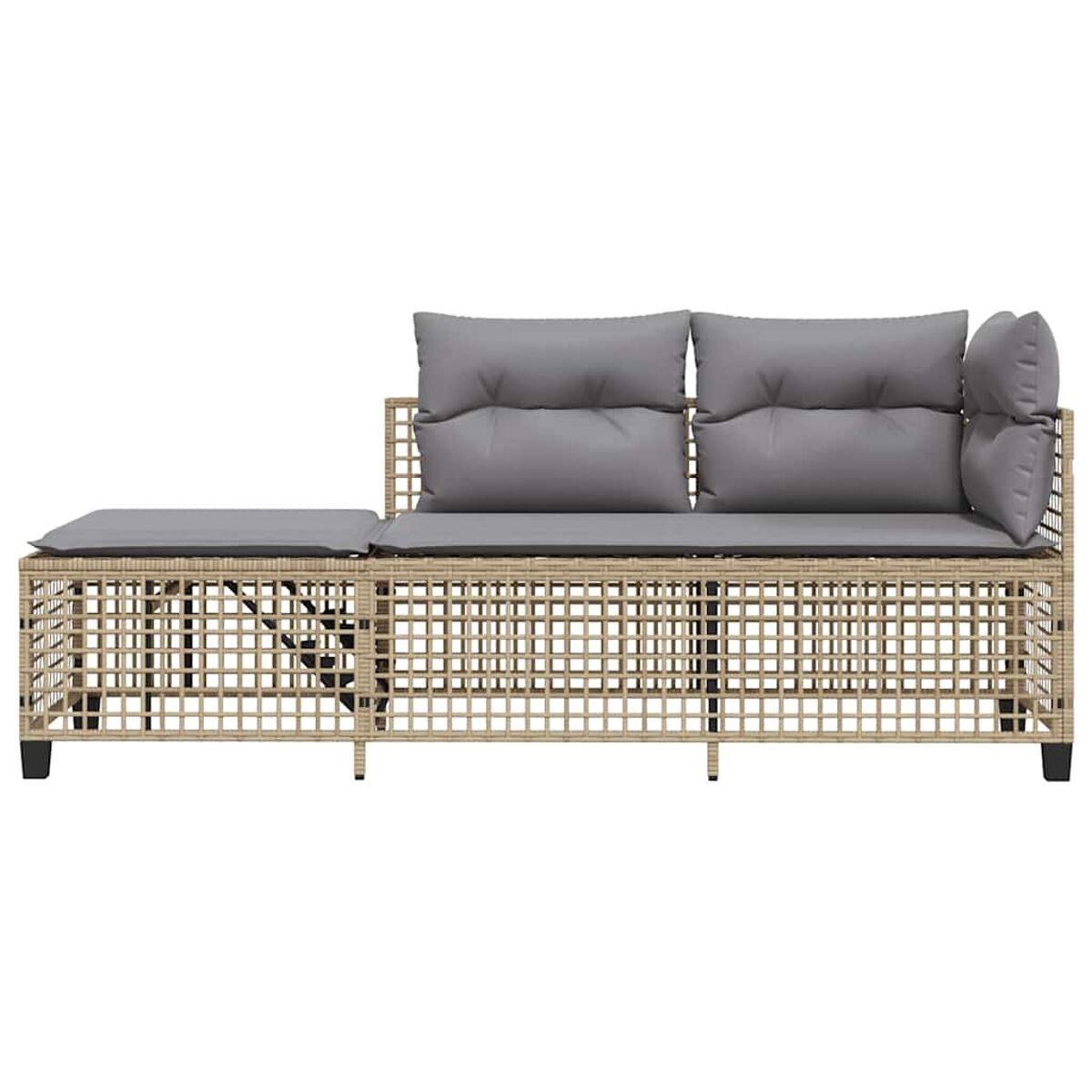 Divano da esterno in vimini con cuscini grigi. Struttura beige e gambe nere. Sfondo bianco.