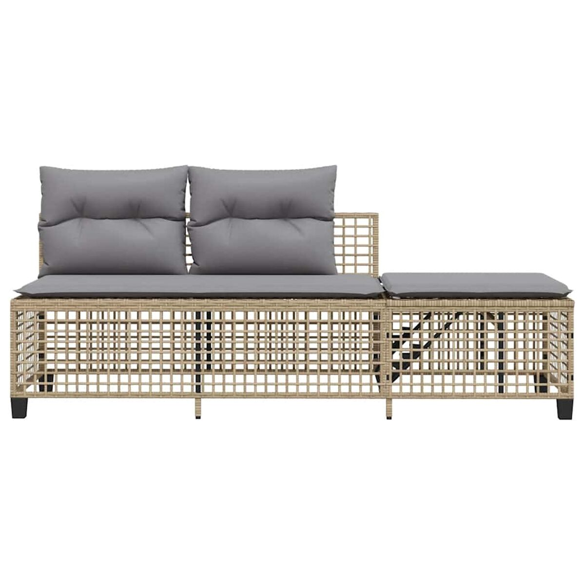 Un divano da esterno in rattan con due cuscini e un tavolino, tutto in beige.
