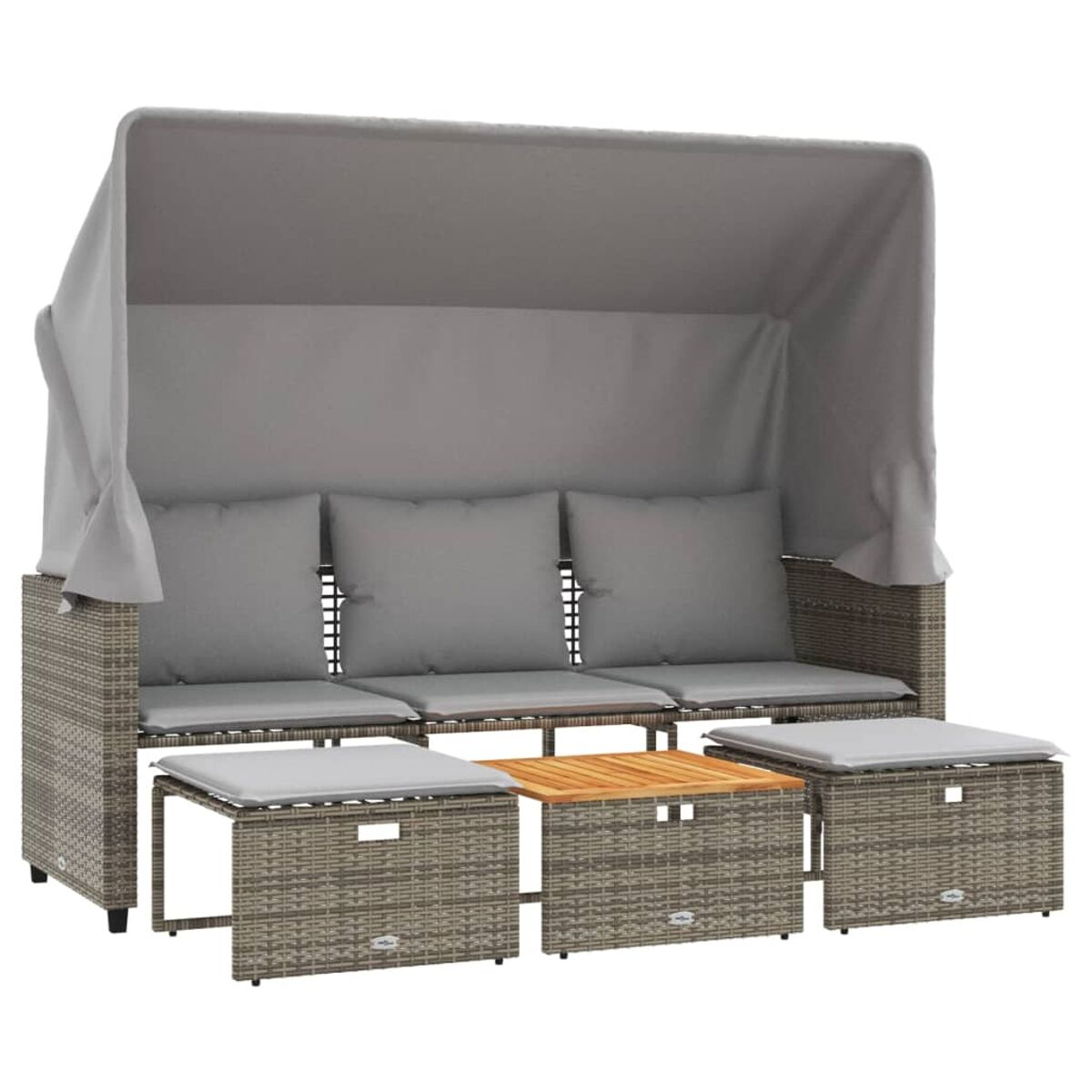 Divano in vimini grigio con tendalino, cuscini e pouf abbinati con tavolo in legno. Tutto su sfondo bianco.