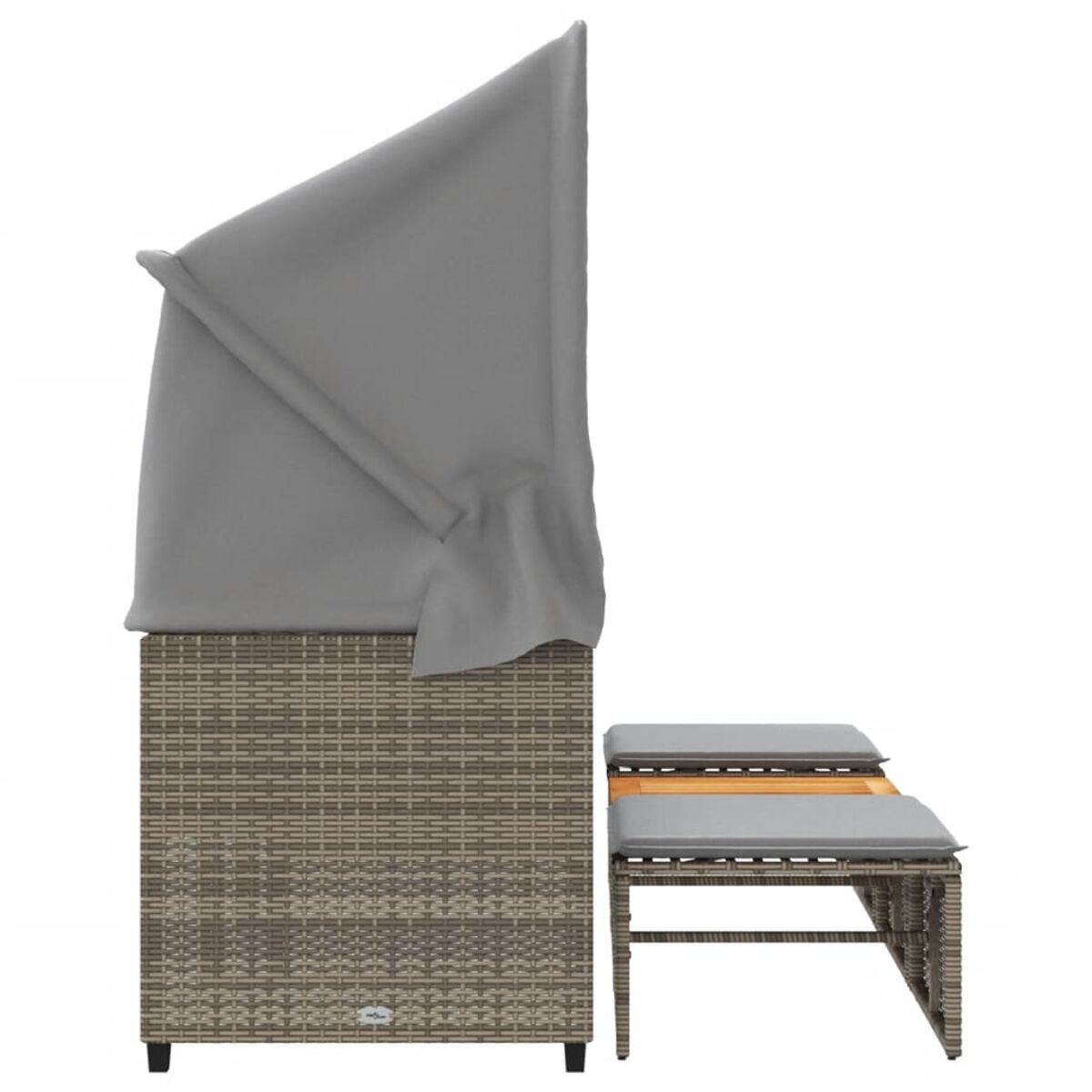 Lettino prendisole in rattan grigio con tendalino e un tavolino, su sfondo bianco.