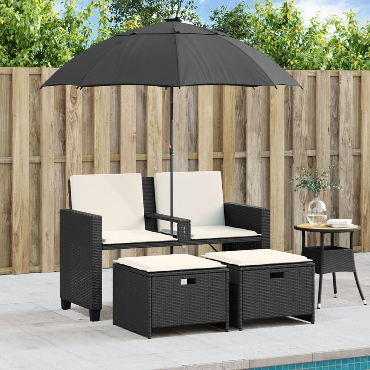 Set da esterno nero con ombrellone, cuscini e pouf.