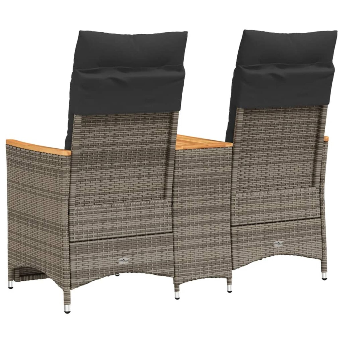 Zwei Korbstühle mit dunkelgrauen Kissen von hinten. Holzdetails sind sichtbar.