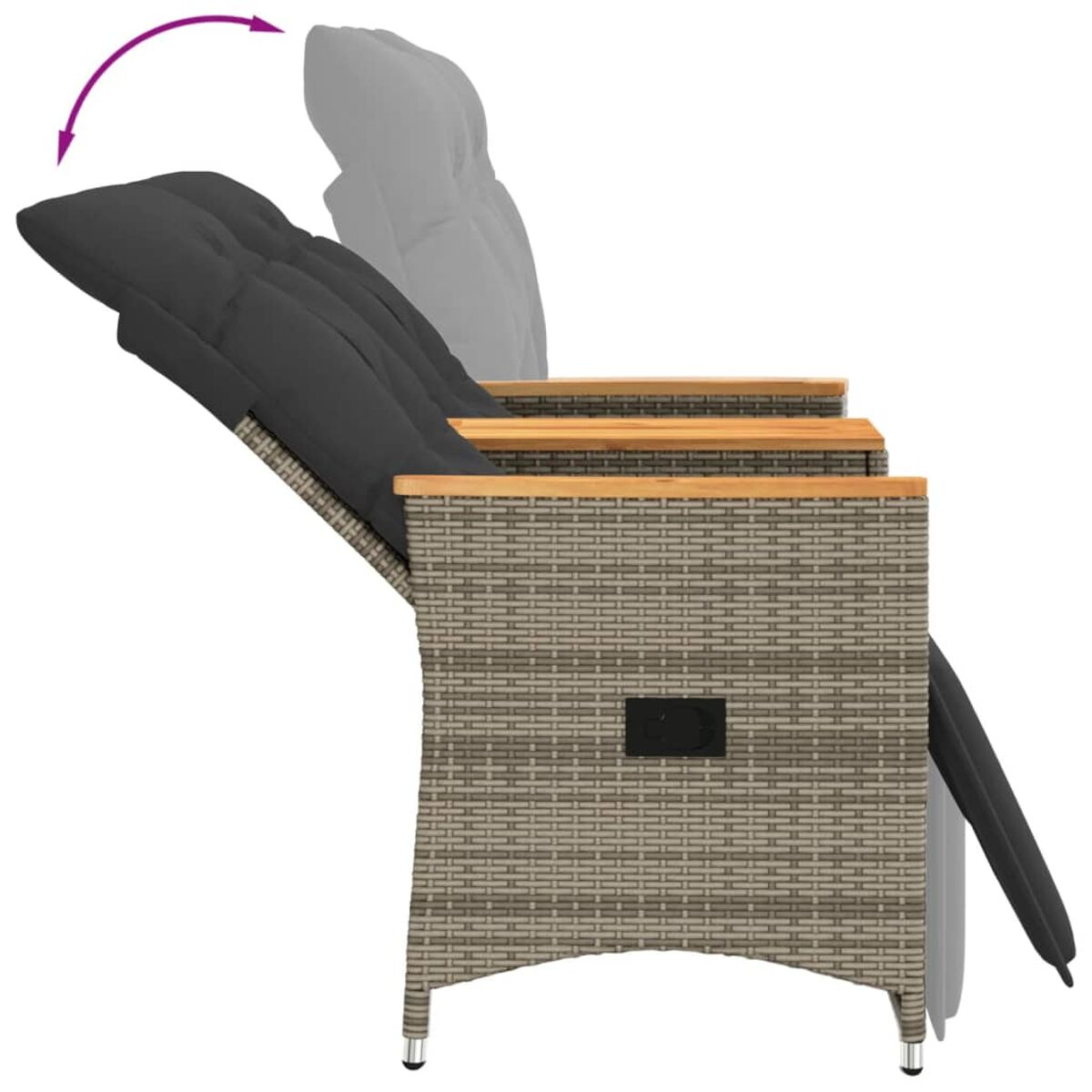 Rattan-Stuhl zurückgelehnt. Dunkelgraues Kissen. Holzarmlehnen. Pfeil zeigt die Neigung an.