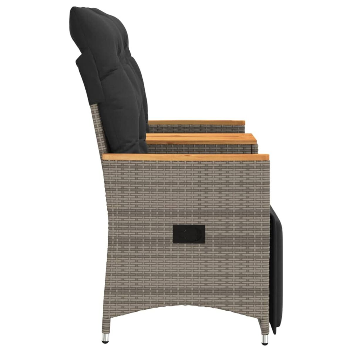 Seitenansicht eines Relaxsessels. Graues Korbgeflecht, schwarzes Kissen, Holzarmlehnen.