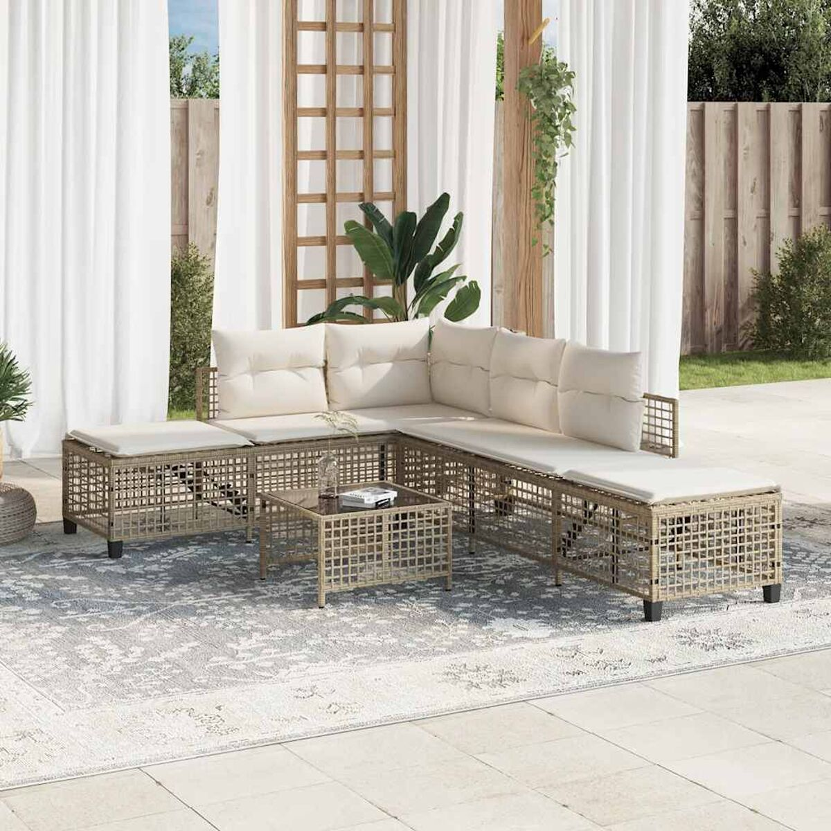 Un set di mobili da esterno in rattan con cuscini e un tavolo in vetro. L'ambiente è un patio.