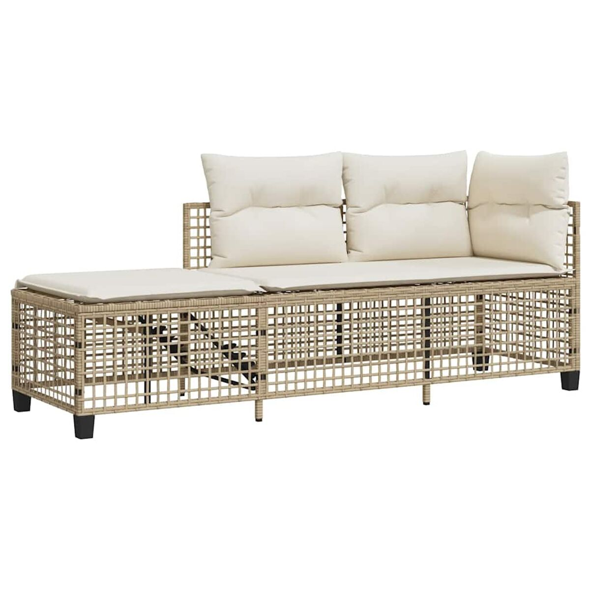 Divano in vimini beige con cuscini color crema. Un lato ha una sezione estesa.