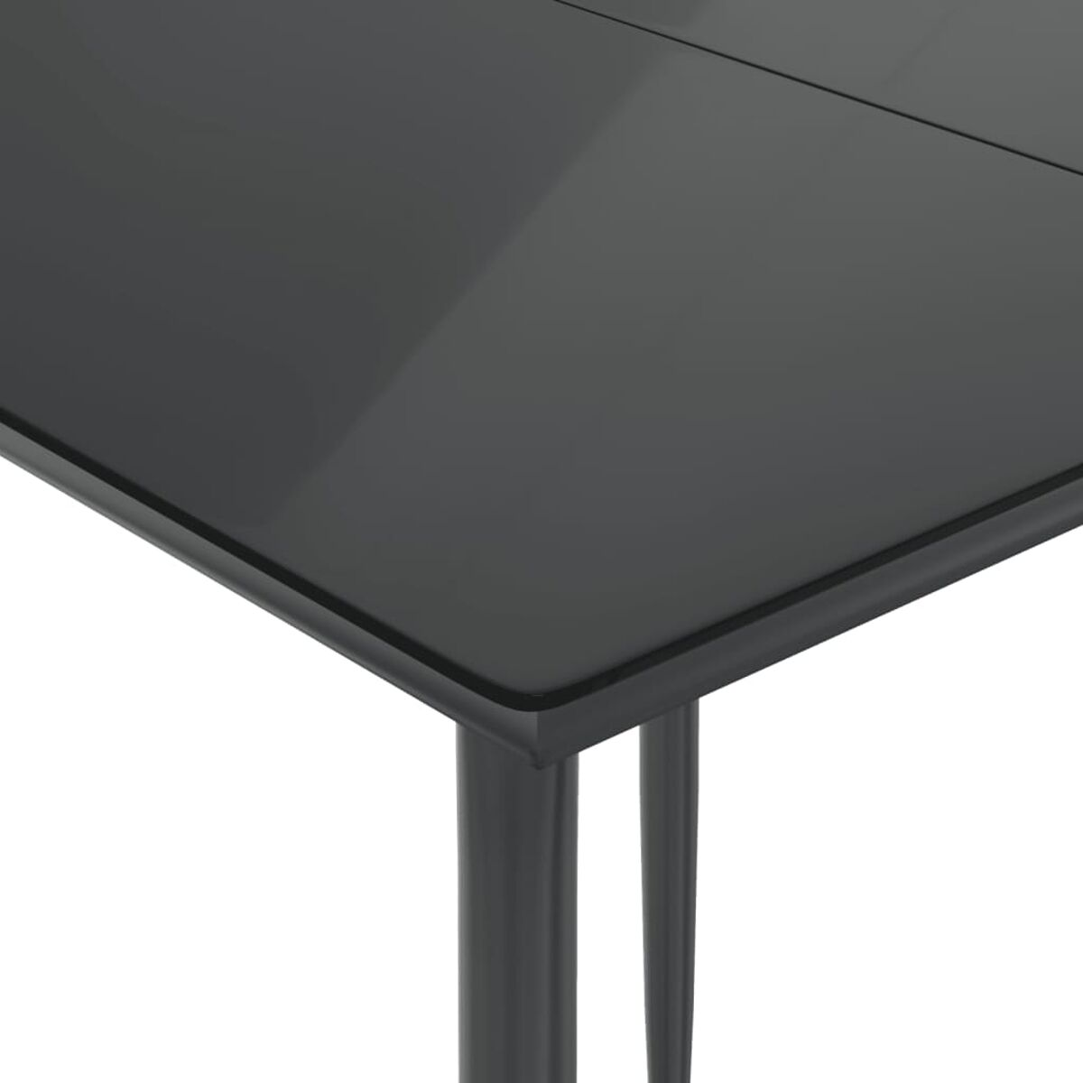 Nahaufnahme einer schwarzen Tischoberfläche. Reflektierendes Glas mit schwarzem Rahmen. Weißer Hintergrund.