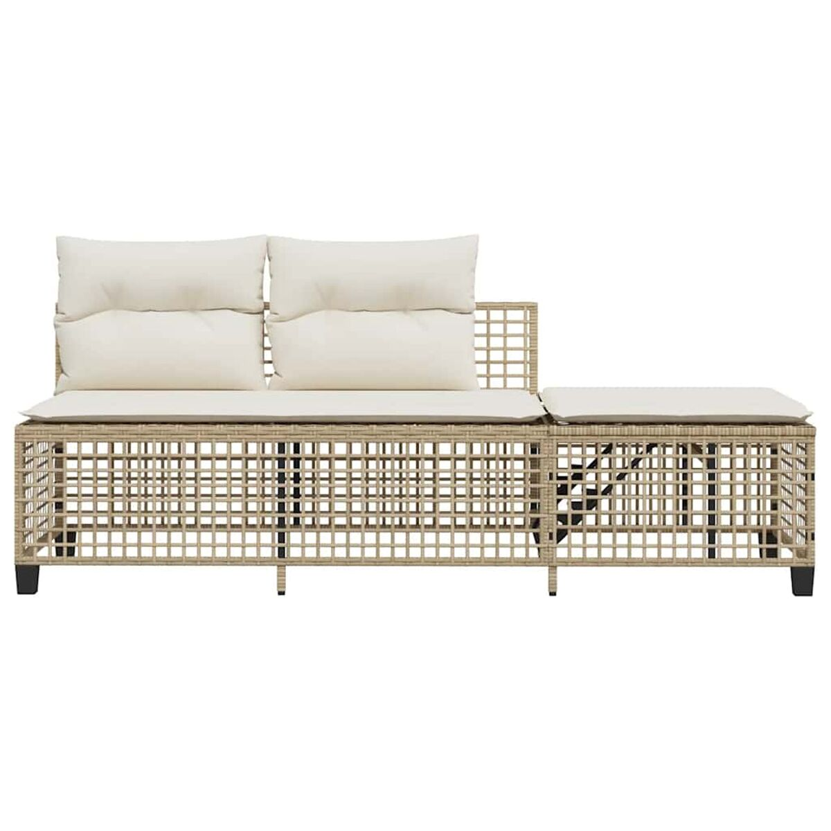 Divano in rattan beige con tavolino. Cuscini bianchi sulla seduta e sullo schienale.