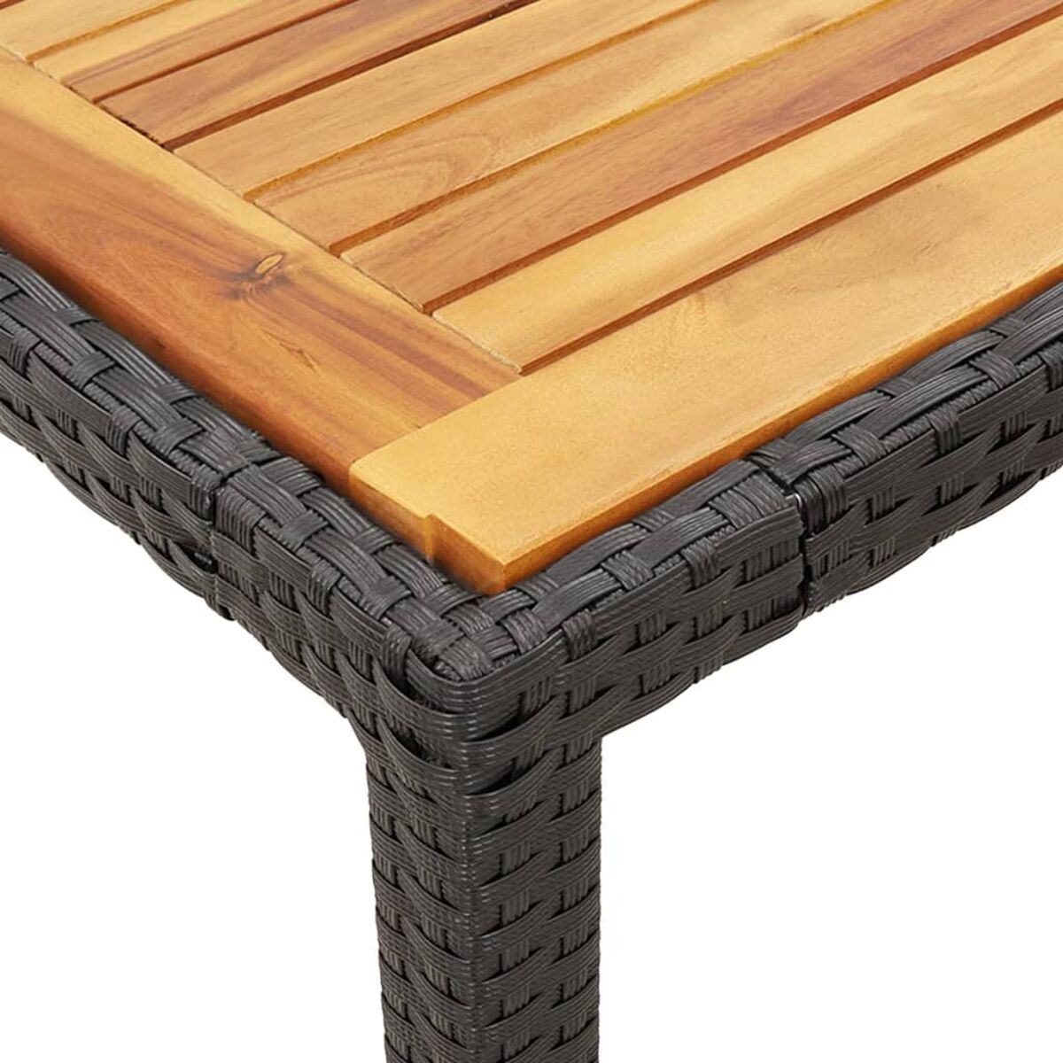Primo piano di un angolo del tavolo. Piano in legno con lati in rattan e angolo intrecciato.