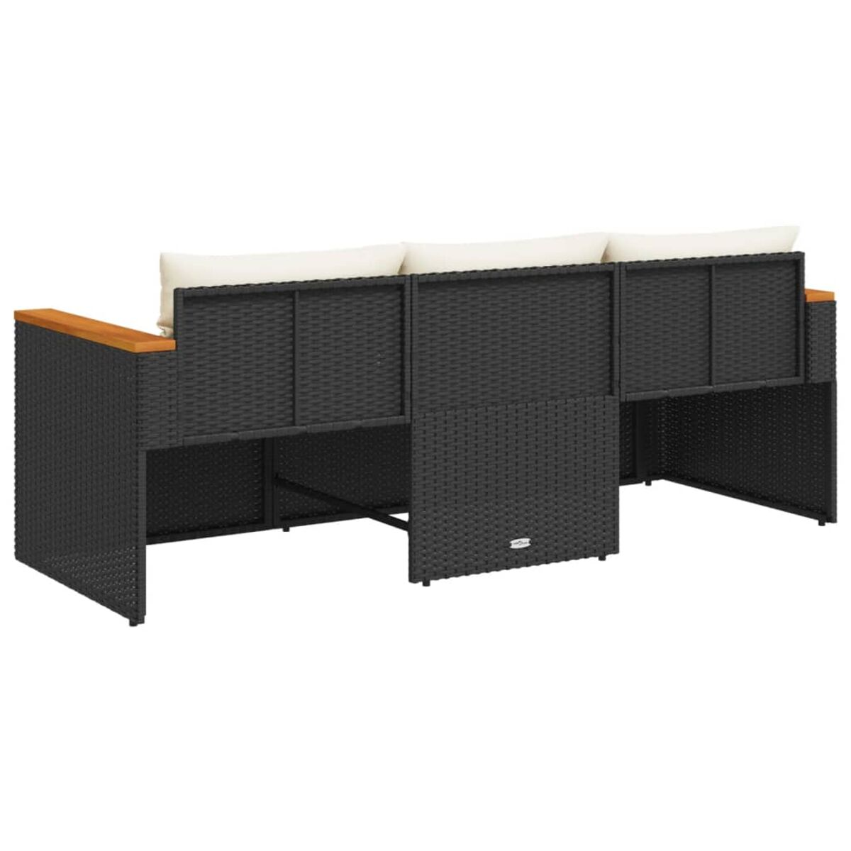 Ein schwarzes Rattan-Sofa mit cremefarbenen Kissen und Holzarmlehnen, auf weißem Hintergrund.