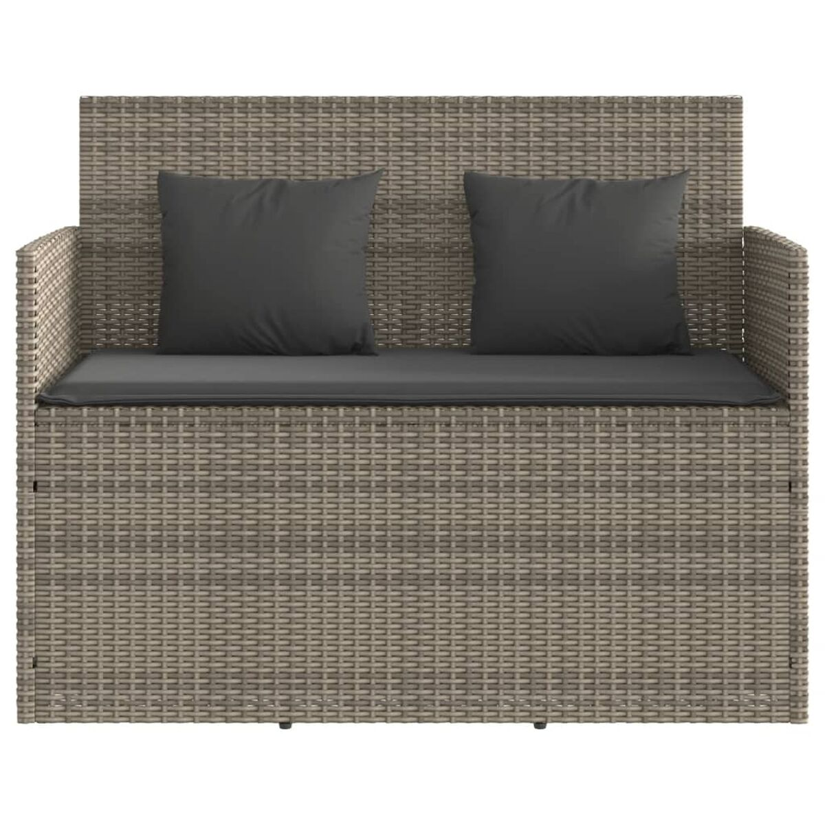 Rattanbank mit zwei dunklen Kissen. Gewebte Textur in Hellbraun.