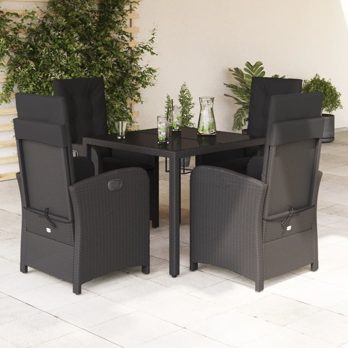 Schwarze Essgruppe für draußen. Quadratischer Tisch mit vier Stühlen. Inklusive Gläser und Krug.