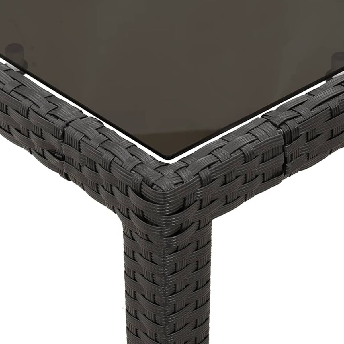 Nahaufnahme einer Ecke eines schwarzen Korbtisches. Der Tisch hat eine schwarze Glasplatte. Weißer Hintergrund.