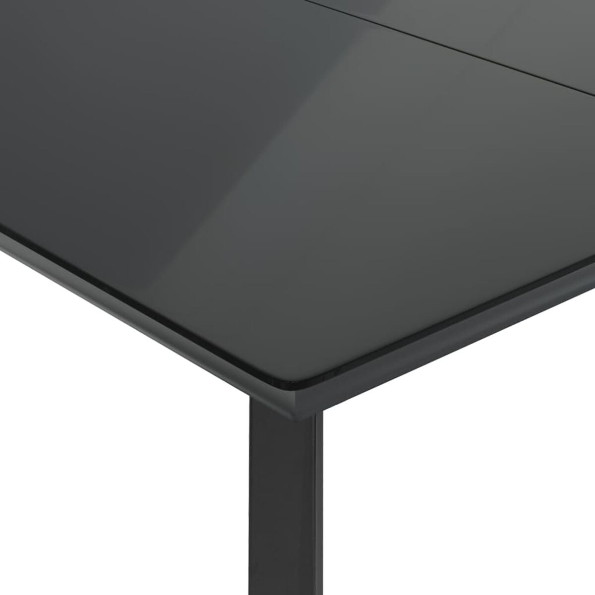 Nahaufnahme einer schwarzen Glas-Tischplatte mit schwarzem Rahmen.