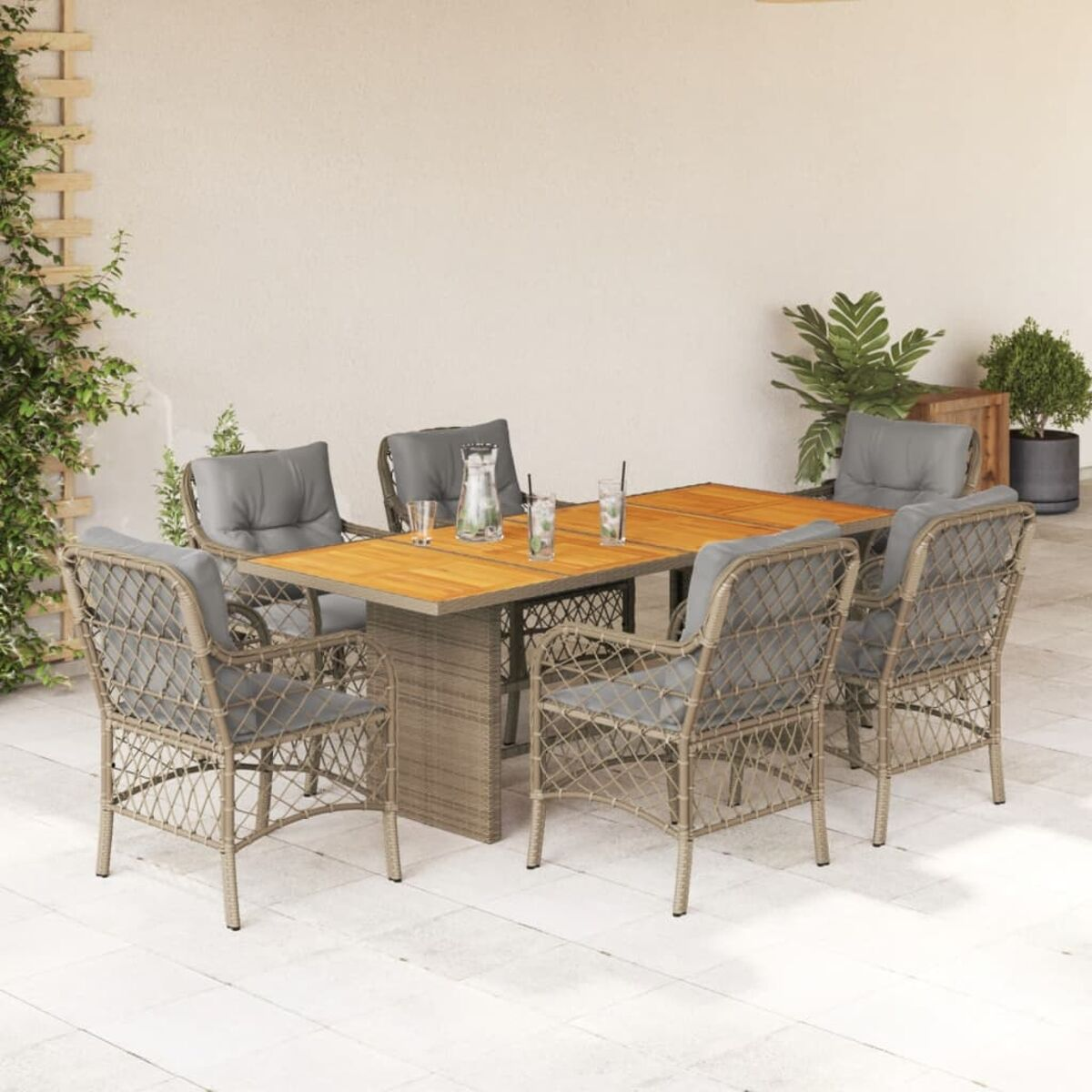 Ein Esszimmer-Set für den Außenbereich mit Holztisch und Stühlen mit grauen Kissen.