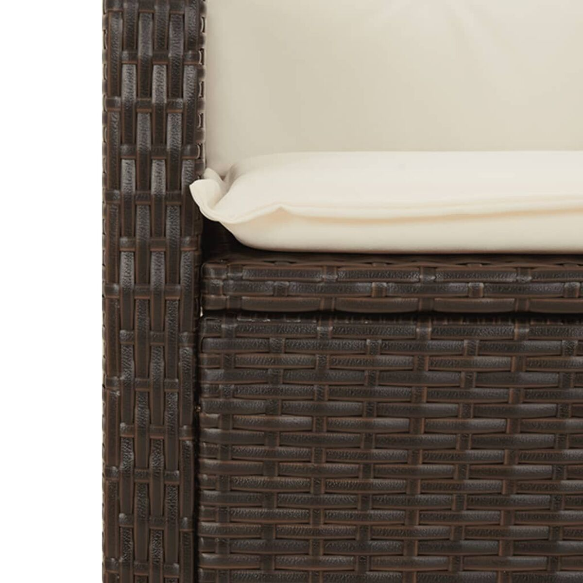 Primo piano di una sedia in vimini marrone scuro con un cuscino color crema, che mostra il motivo intrecciato.