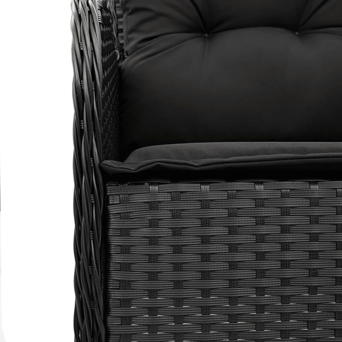 Nahaufnahme eines schwarzen Webstuhls. Schwarzes Kissen. Weißer Hintergrund.
