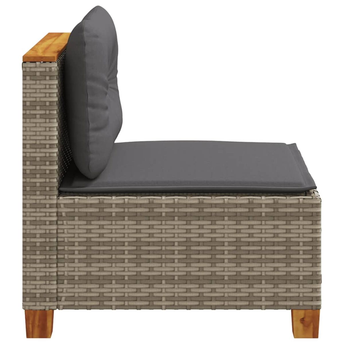 Seitenansicht eines Rattansofas mit grauem Kissen und Holzarmlehne. Das Sofa steht auf einem Holzsockel.