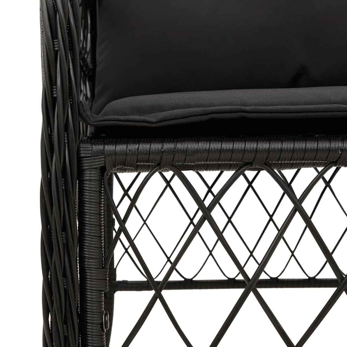 Nahaufnahme eines schwarzen Rattan-Stuhls mit Rautenmuster. Der Stuhl hat ein schwarzes Kissen.
