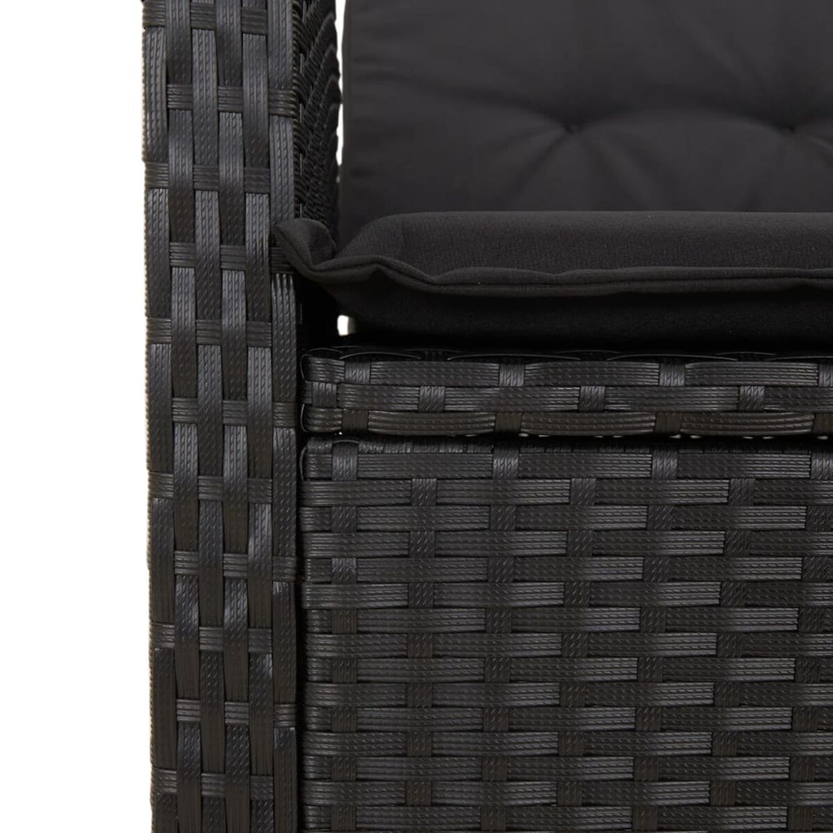 Primo piano di una sedia in vimini nera con cuscino nero. Il materiale in vimini è visibile.