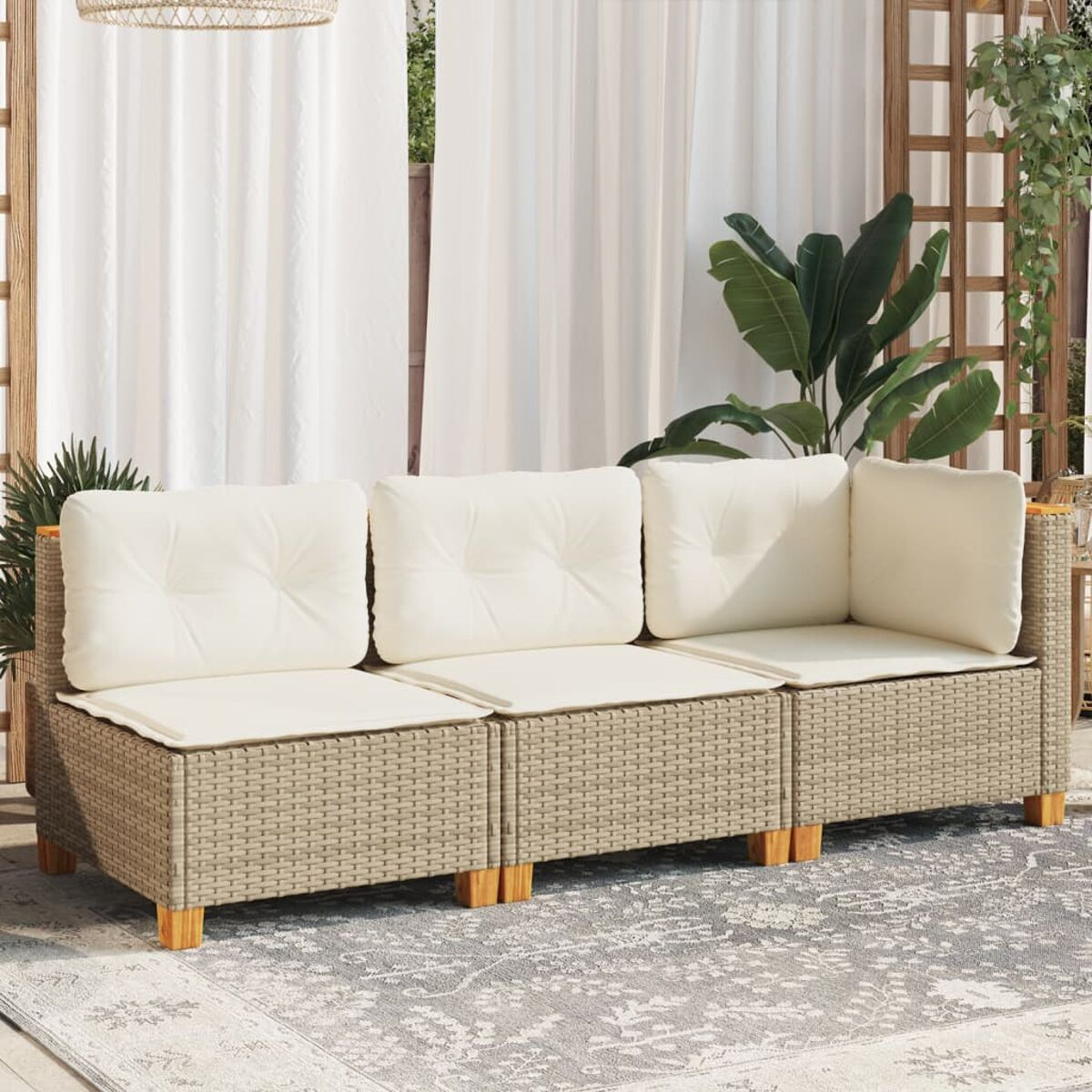 Un divano in rattan marrone chiaro con cuscini color crema. È situato su un tappeto grigio fantasia.