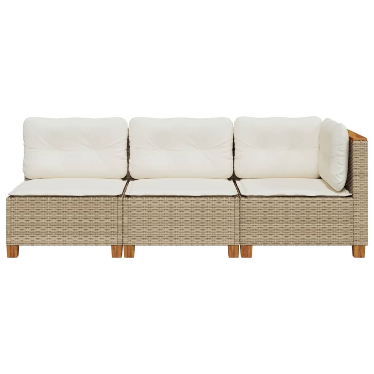 Divano in rattan beige con cuscini bianchi e dettagli in legno. Sfondo bianco.