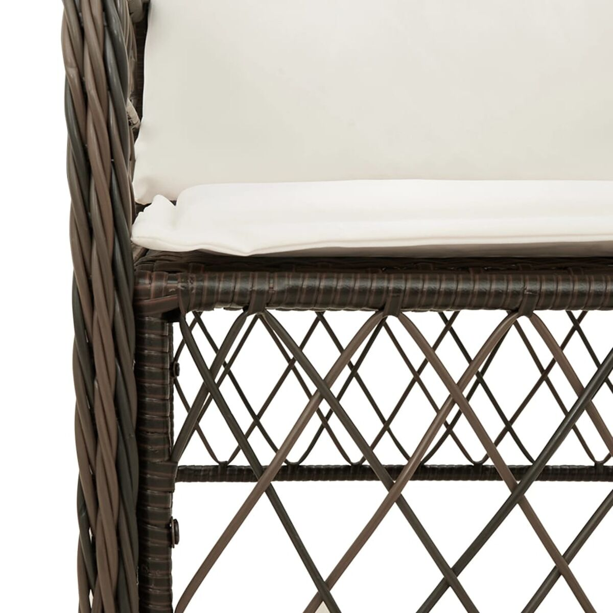 Primo piano della trama della sedia. Tessuto in vimini marrone scuro con cuscino bianco visibile. La trama è dettagliata.