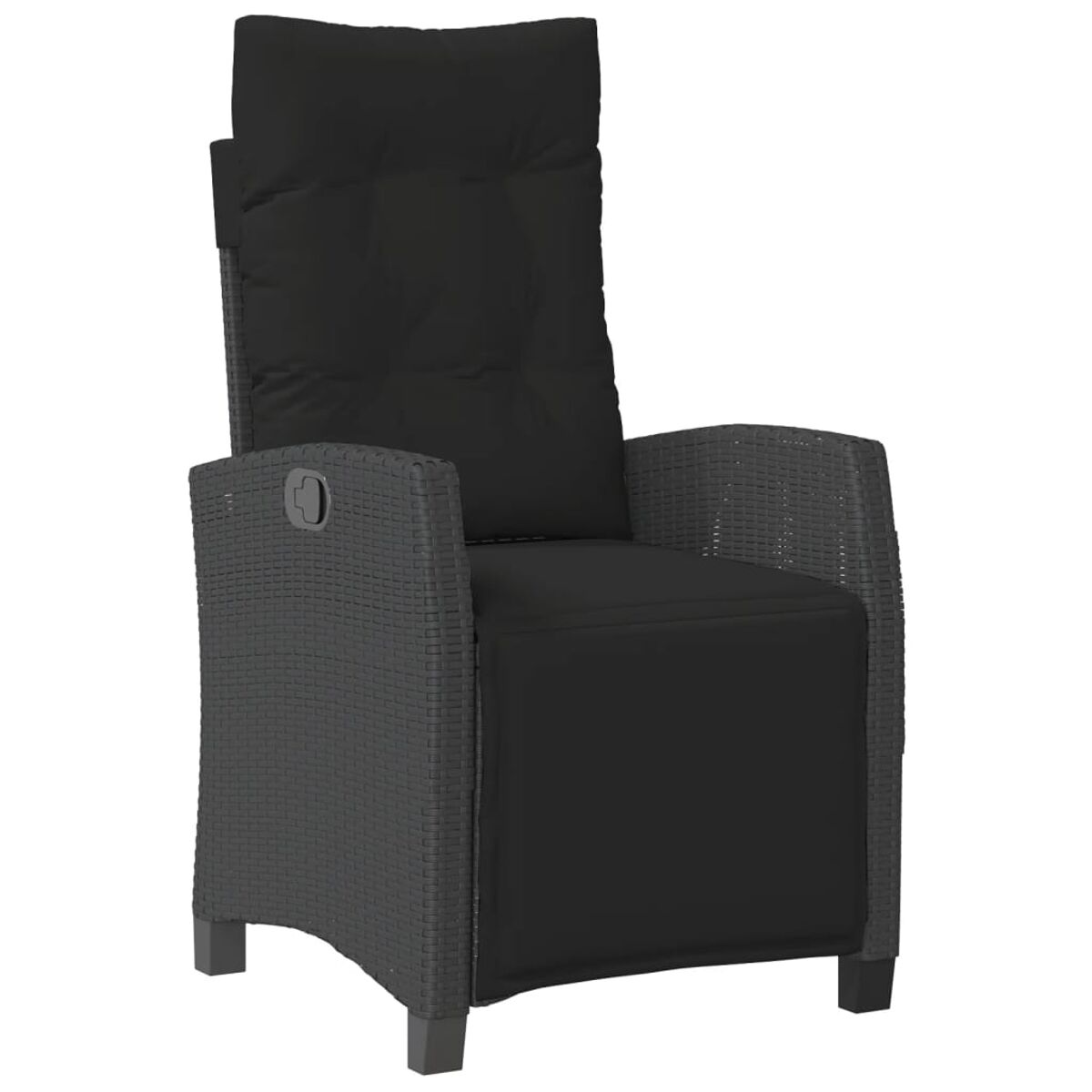 Poltrona nera in rattan con schienale alto e cuscino nero. La sedia è su sfondo bianco.