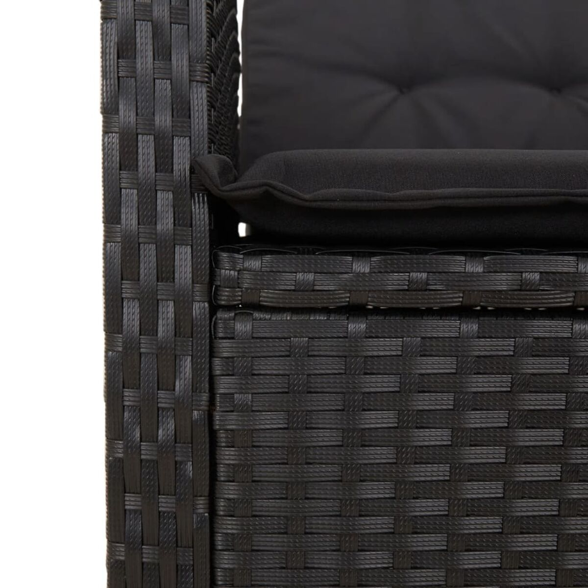 Primo piano di una sedia nera intrecciata. La sedia ha un cuscino nero.