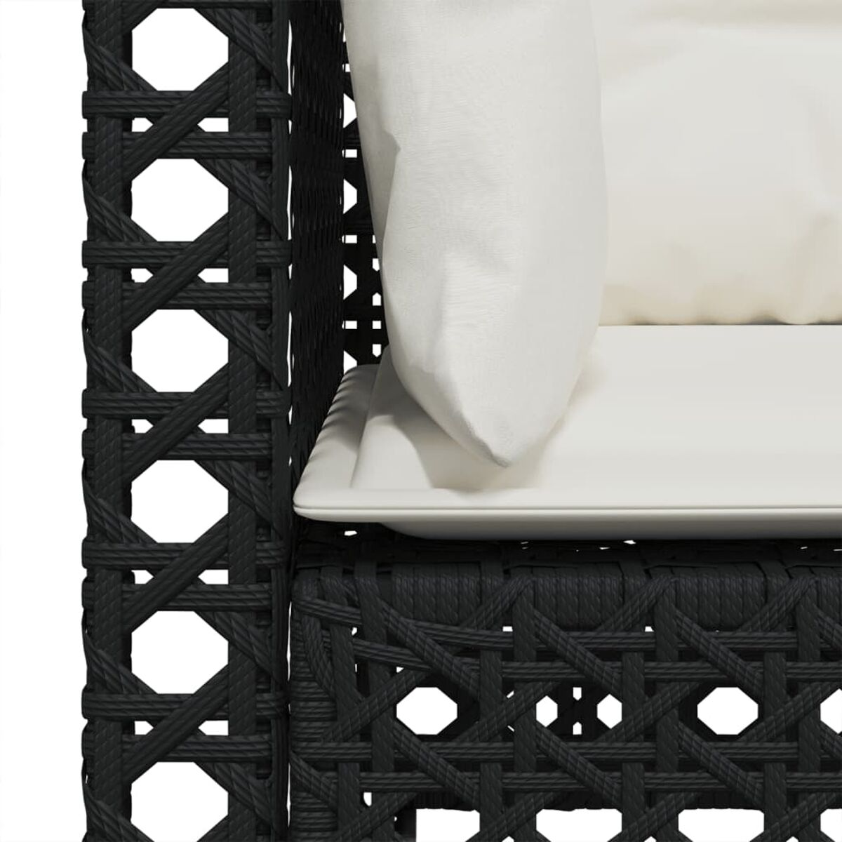 Nahaufnahme eines schwarzen Rattan-Stuhls mit weißem Kissen. Das Geflecht des Stuhls ist sichtbar.