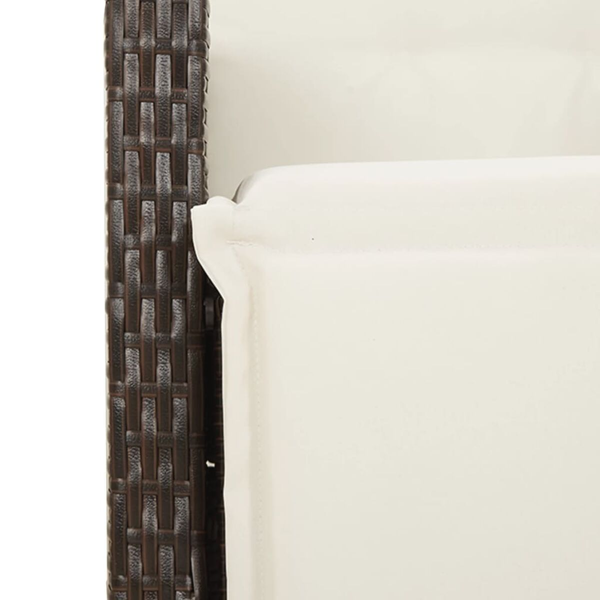 Primo piano di una sedia in rattan. Il cuscino è bianco e il rattan è marrone. Sfondo bianco.