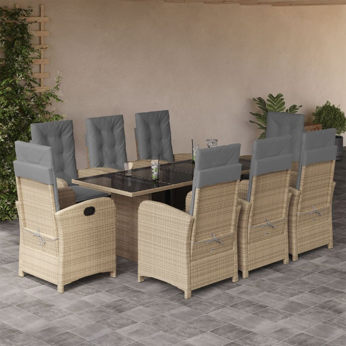 Essgruppe für draußen mit grauen Kissen und Tisch. Terrasse.