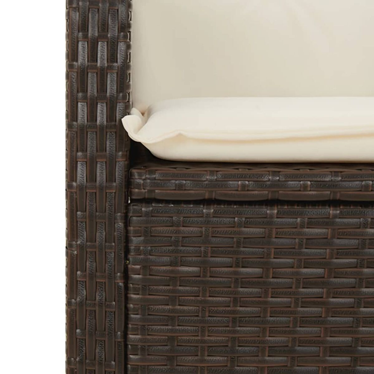 Primo piano di una sedia in vimini marrone con cuscino beige e sfondo bianco.