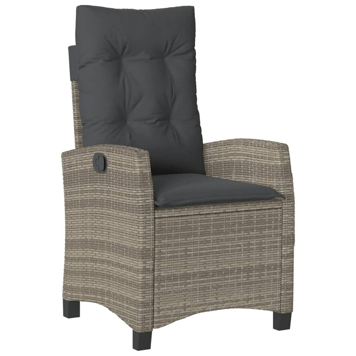 Una sedia da esterno in rattan con cuscino grigio scuro e schienale alto. Poggia su piedi neri.