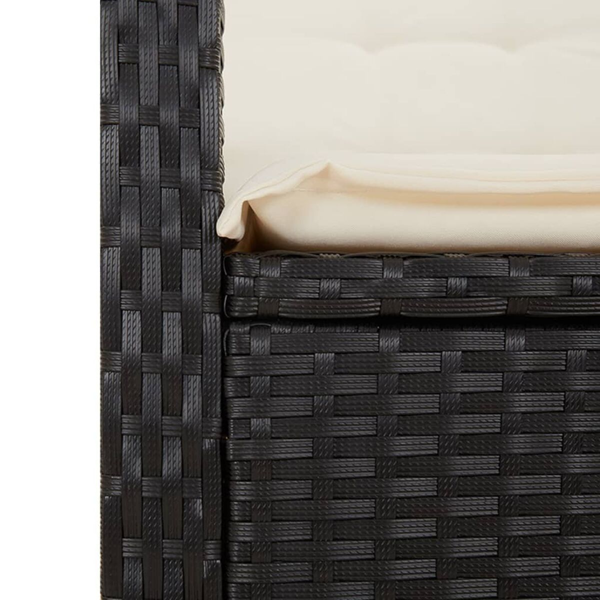 Primo piano dell'intreccio in rattan nero con un cuscino beige. La trama è chiaramente visibile.