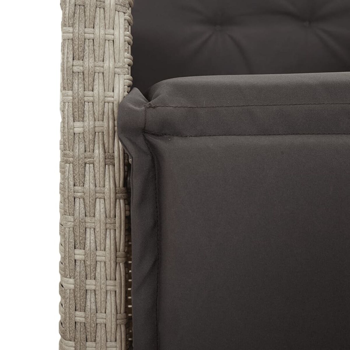 Nahaufnahme von dunkelgrauen Kissen auf einem Rattansofa.