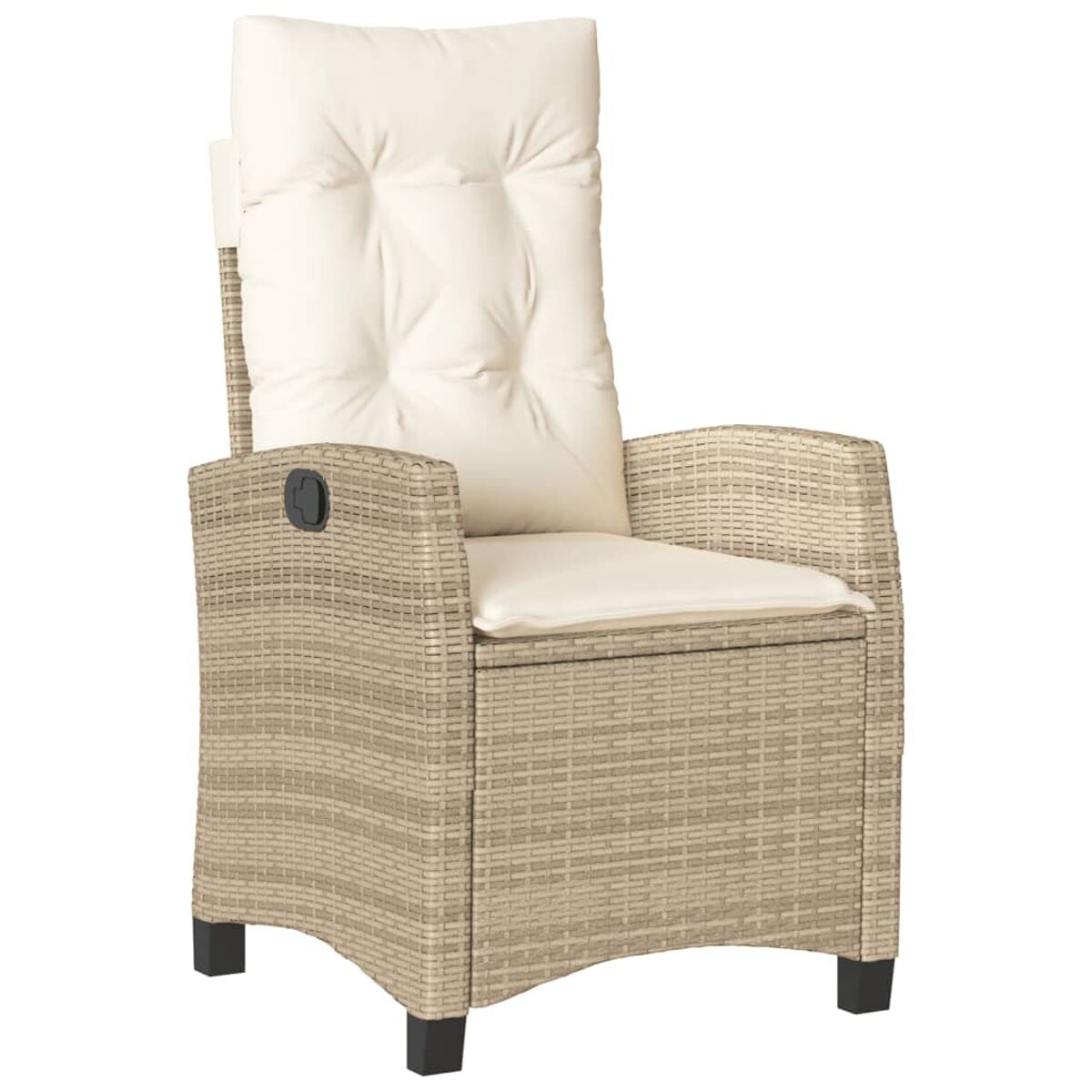 Rattan-Stuhl mit hohem Rücken und cremefarbenem Kissen.