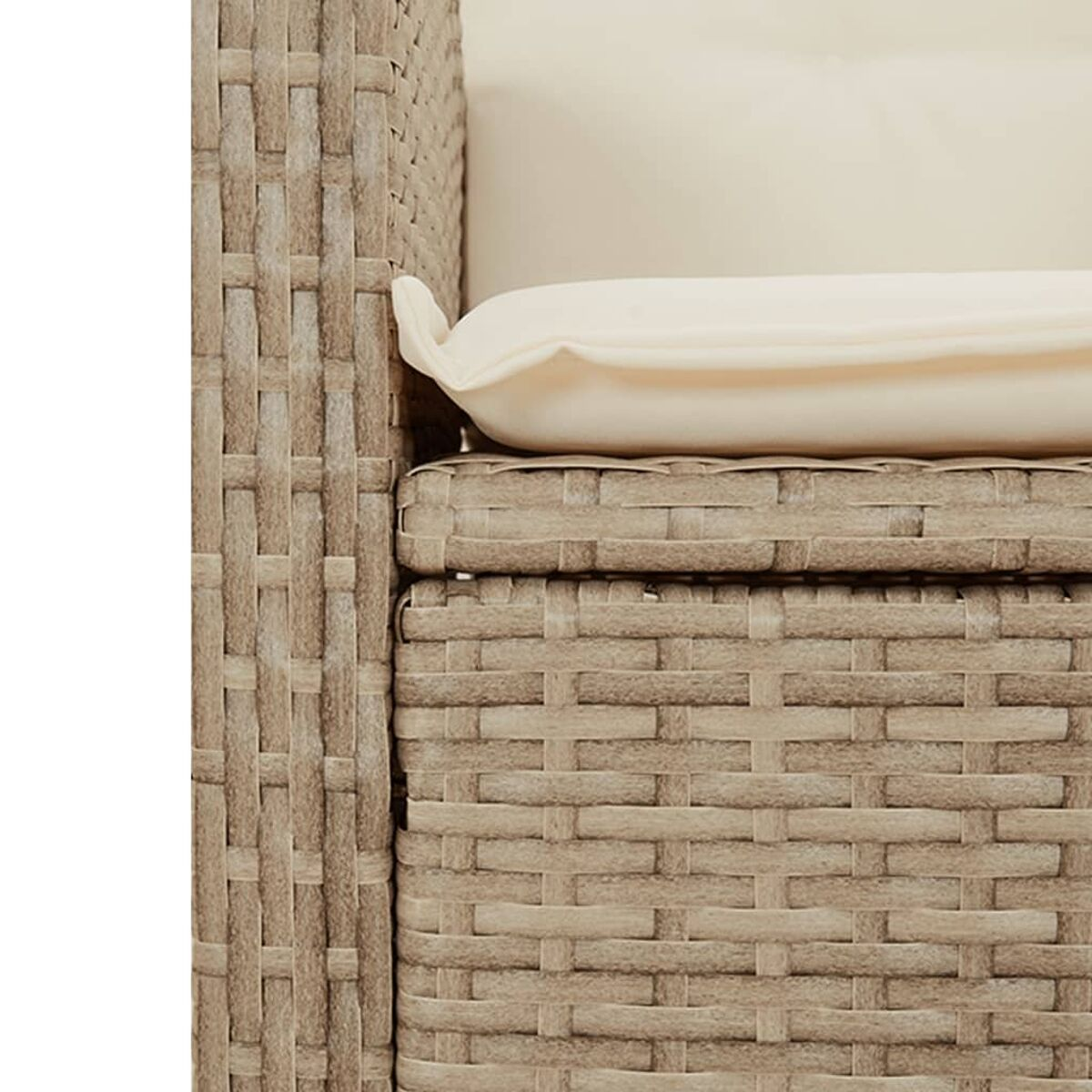 Primo piano di una sedia in vimini beige con cuscino bianco.