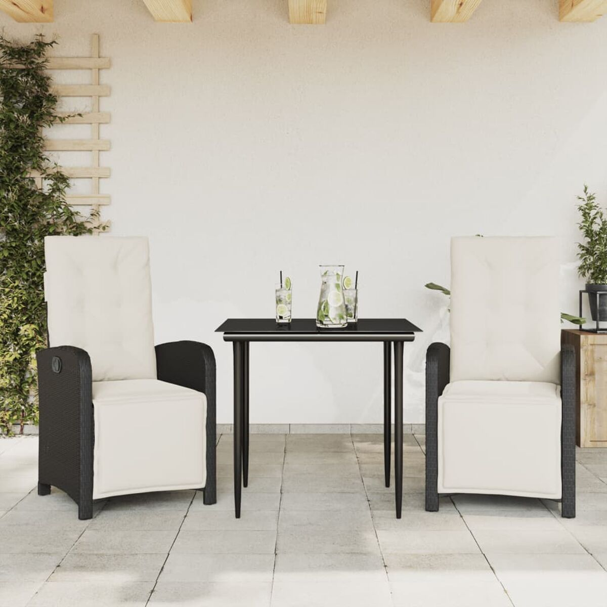 Zwei Stühle, Tisch, Gläser. Weiße Kissen, schwarzer Rahmen. Terrasse.