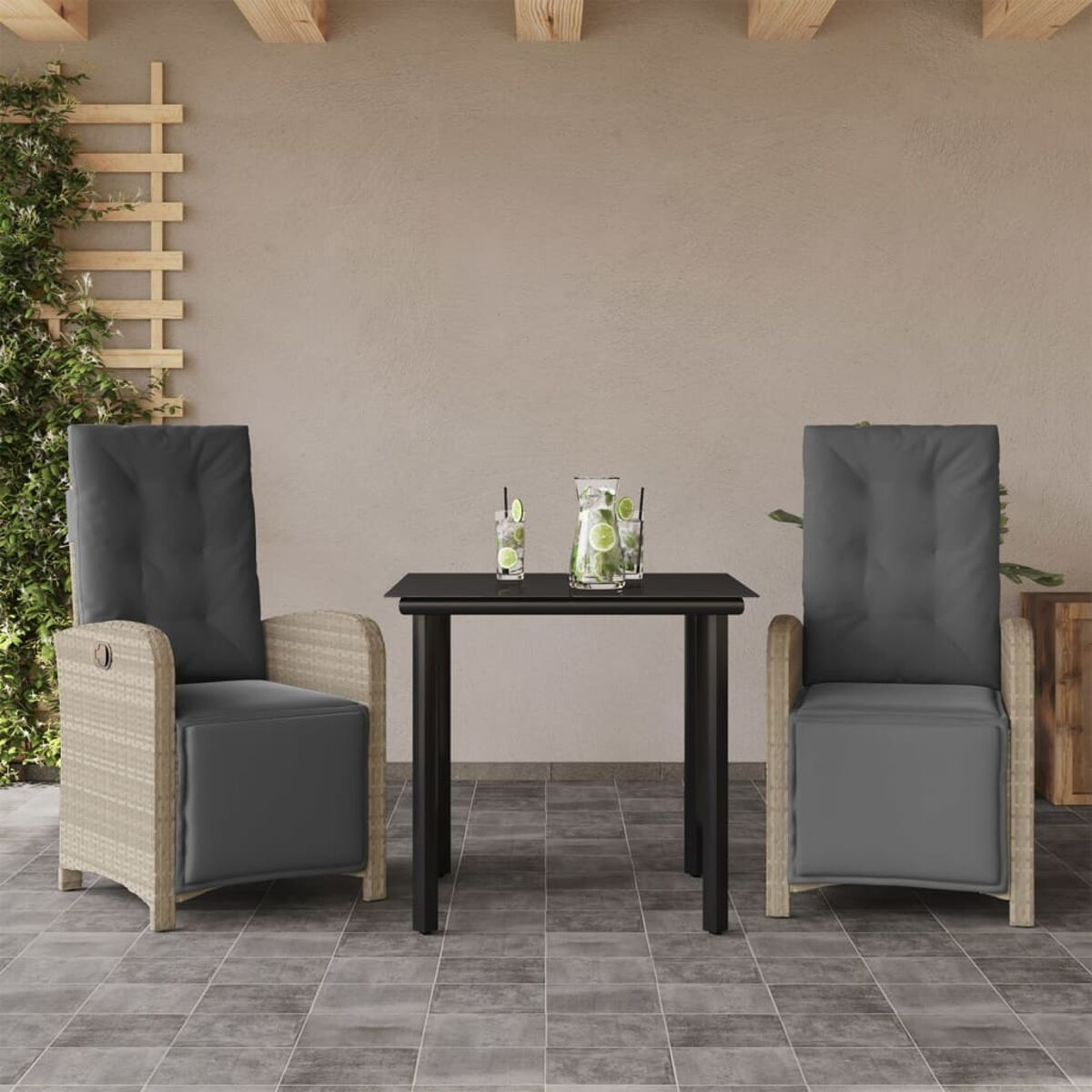 Terrasse mit zwei Stühlen, Tisch und Getränken. Der Hintergrund ist eine neutrale Wand.