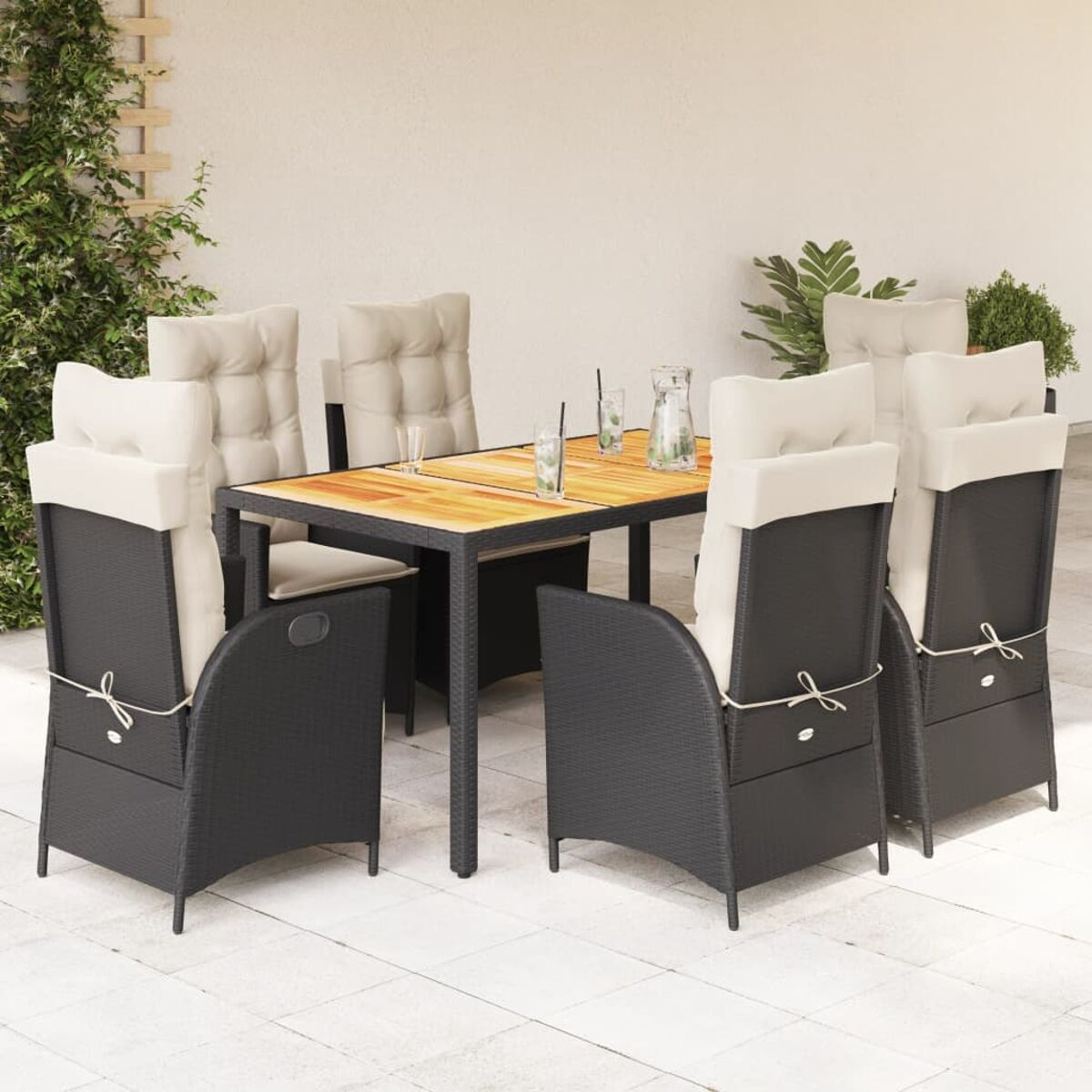 Essgruppe im Freien: Tisch und sechs Stühle. Beige und schwarze Korbstühle mit Kissen.